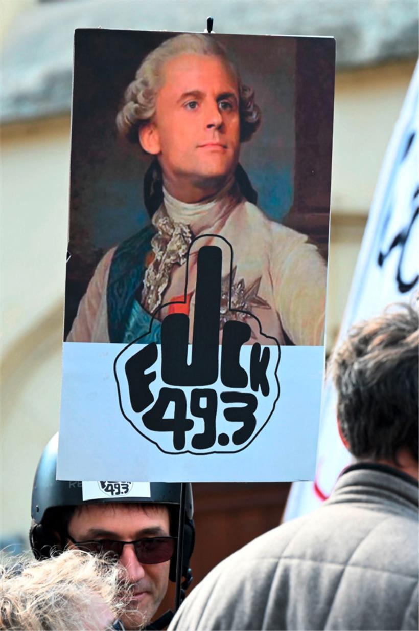 Douzième journée de grèves et de manifestations hier en France contre la réforme des retraites
