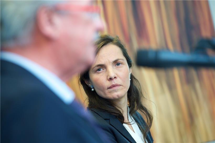 Dr. Basak Baglayan, die Autorin der Studie „Mapping the business and human rights landscape in Luxembourg“, und Außenminister Jean Asselborn

