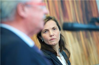 Dr. Basak Baglayan, die Autorin der Studie „Mapping the business and human rights landscape in Luxembourg“, und Außenminister Jean Asselborn
