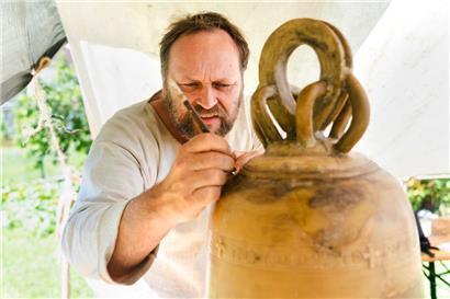 Dr. Bastian Asmus bei der Anfertigung des Wachsmodells
