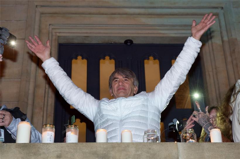 Dr. Benoît Ochs ließ sich am 15. Oktober 2021 während einer „Marche blanche silencieuse“ von den anwesenden Protestlern feiern
