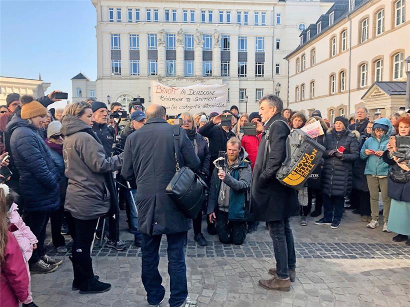 Dr. Benoît Ochs (rechts, mit Sporttasche) und einer seiner Anwälte kurz vor der Anhörung vor Gericht am Mittwoch
