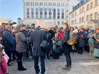 Dr. Benoît Ochs (rechts, mit Sporttasche) und einer seiner Anwälte kurz vor der Anhörung vor Gericht am Mittwoch
