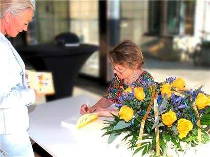 Dr. Claudine Als beim Signieren ihres Werkes
