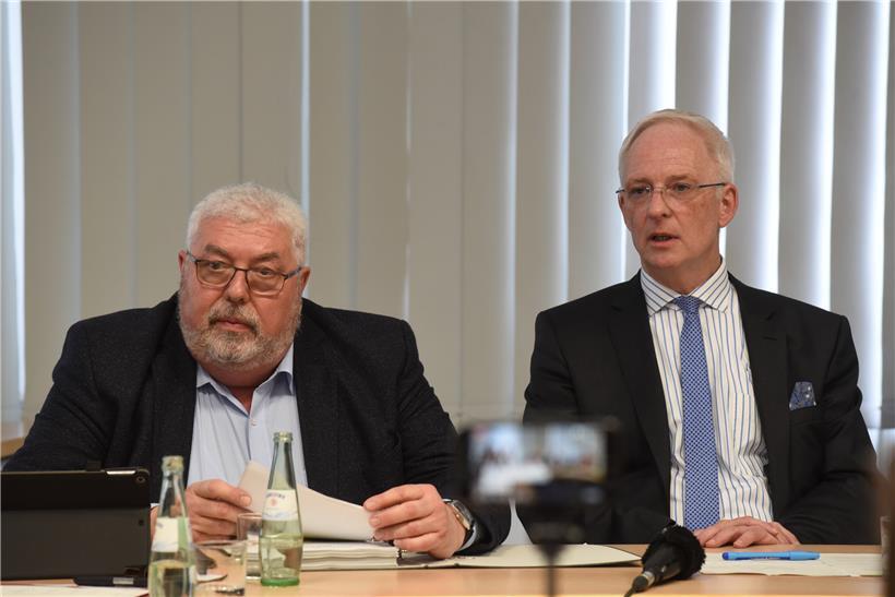 Dr. Harald Michels (links), Leiter des Gesundheitsamtes, und der Oberbürgermeister Wolfram Leibe informieren zur Corona-Lage in Stadt und Kreis
