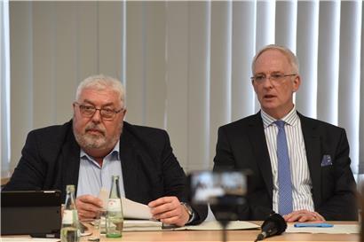 Dr. Harald Michels (links), Leiter des Gesundheitsamtes, und der Oberbürgermeister Wolfram Leibe informieren zur Corona-Lage in Stadt und Kreis
