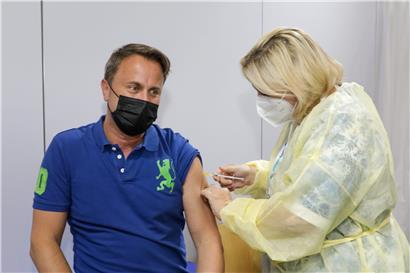 Dr. Noemi Zobor hat Xavier Bettel die zweite Impfdosis verabreicht
