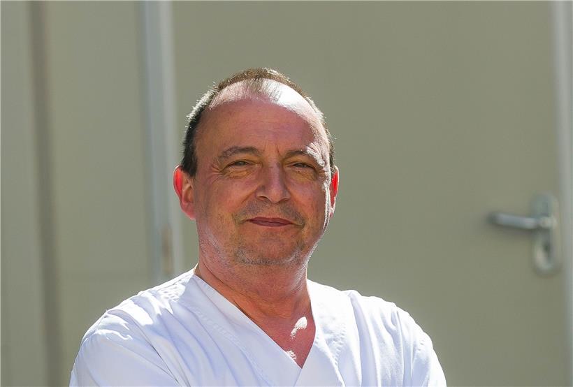Dr. Serge Meyer arbeitet seit 1993 als Internist mit Spezialisierung in Onkologie im Escher CHEM. Als Präsident des „Conseil médical“ des Krankenhauses wurde er zum Leiter der Krisenzelle ernannt. 
