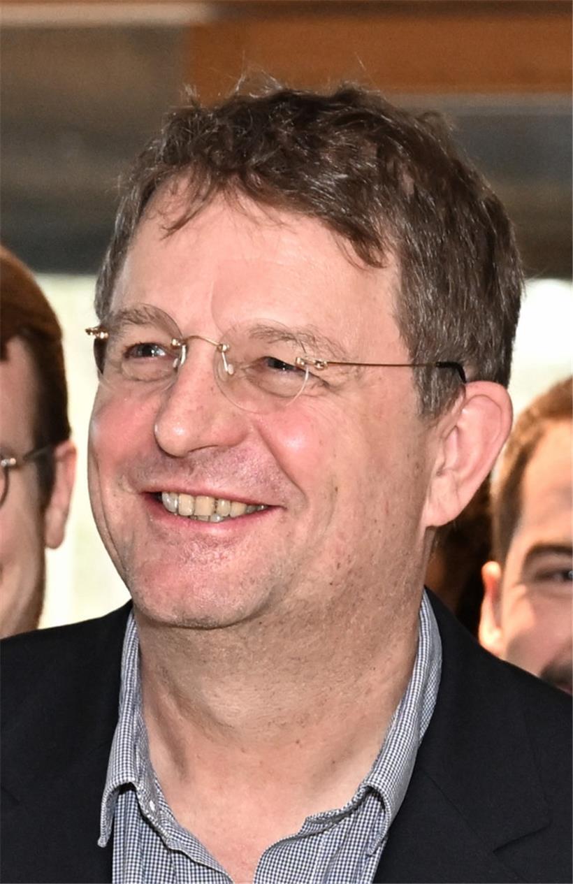 Dr. med. Dr. sc. med. Jean-Marc Cloos ist Psychiater, Projektmanager und medizinischer Direktor. Er war lange in der Suchttherapie aktiv und ist gerontopsychiatrisch ausgebildet. Er ist Kandidat von „déi gréng“ Zentrum bei den diesjährigen Parlamentswahlen.
