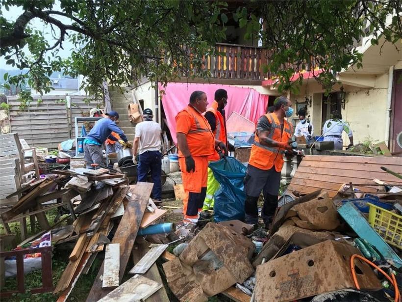 Drei Arbeitsgruppen der Beschäftigungsinitiative CIGR säubern ein Haus in Bollendorferbrück nach der Hochwasserkatastrophe
