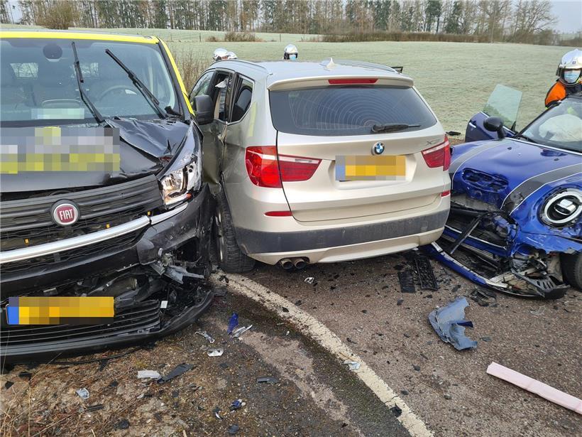 Drei Fahrzeuge sind bei Stegen kollidiert
