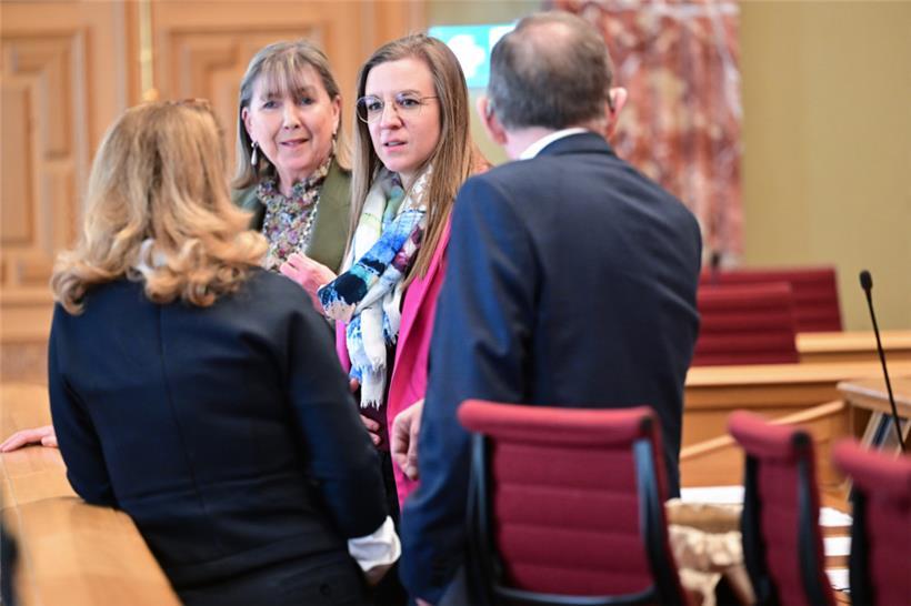 Drei Generationen DP-Präsidentinnen: Carole Hartmann mit Lydie Polfer (1994-2004), Corinne Cahen (2015-2022) und Fernand Etgen in der Abgeordnetenkammer
