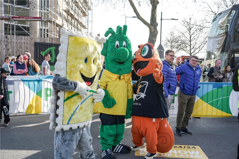 Drei bunte Maskottchen in Kostümen sorgen für gute Stimmung bei einer Veranstaltung