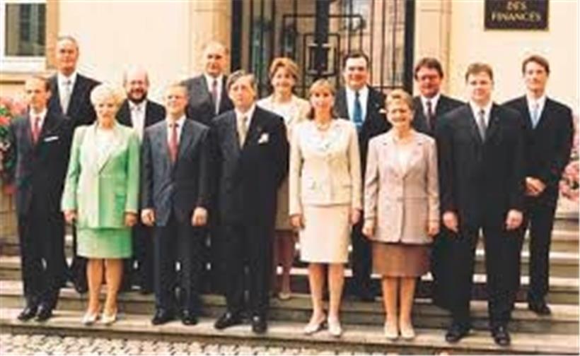 Drei Minister der Luxemburger Regierung von 1999 haben am 1. August 2002 das Gesetz zum Punkteführerschein unterschrieben: Transportminister Henri Grethen (DP), Innenminister Michel Wolter (CSV), Justizminister Luc Frieden (CSV)
