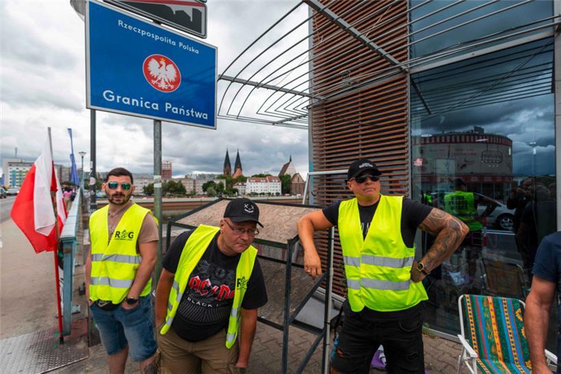 Drei Mitglieder der rechtsextremen „Bewegung zur Kontrolle der Grenzen“ (ROG) haben an der polnisch-deutschen Grenze in Slubice Stellung bezogen

