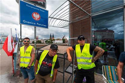 Drei Mitglieder der rechtsextremen „Bewegung zur Kontrolle der Grenzen“ (ROG) haben an der polnisch-deutschen Grenze in Slubice Stellung bezogen
