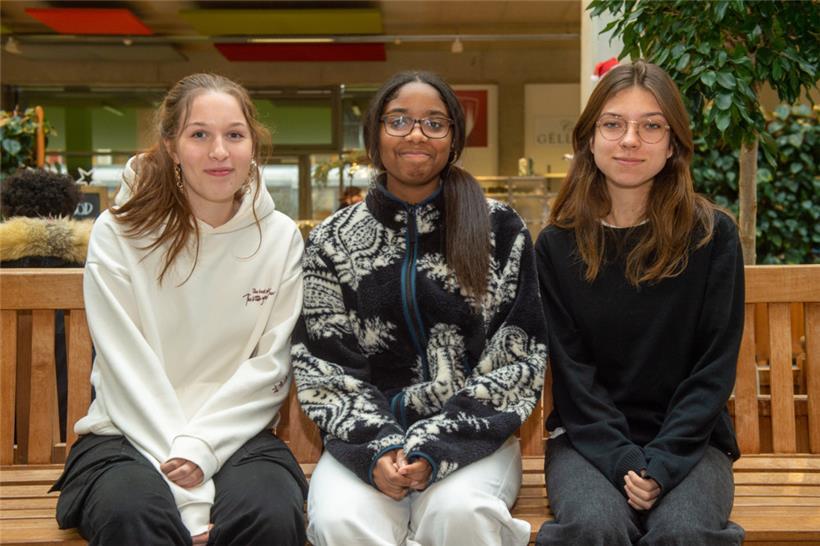 Drei Schülerinnen, die kurz vor dem Abitur stehen: Lena (18) aus Burscheid, Afri...