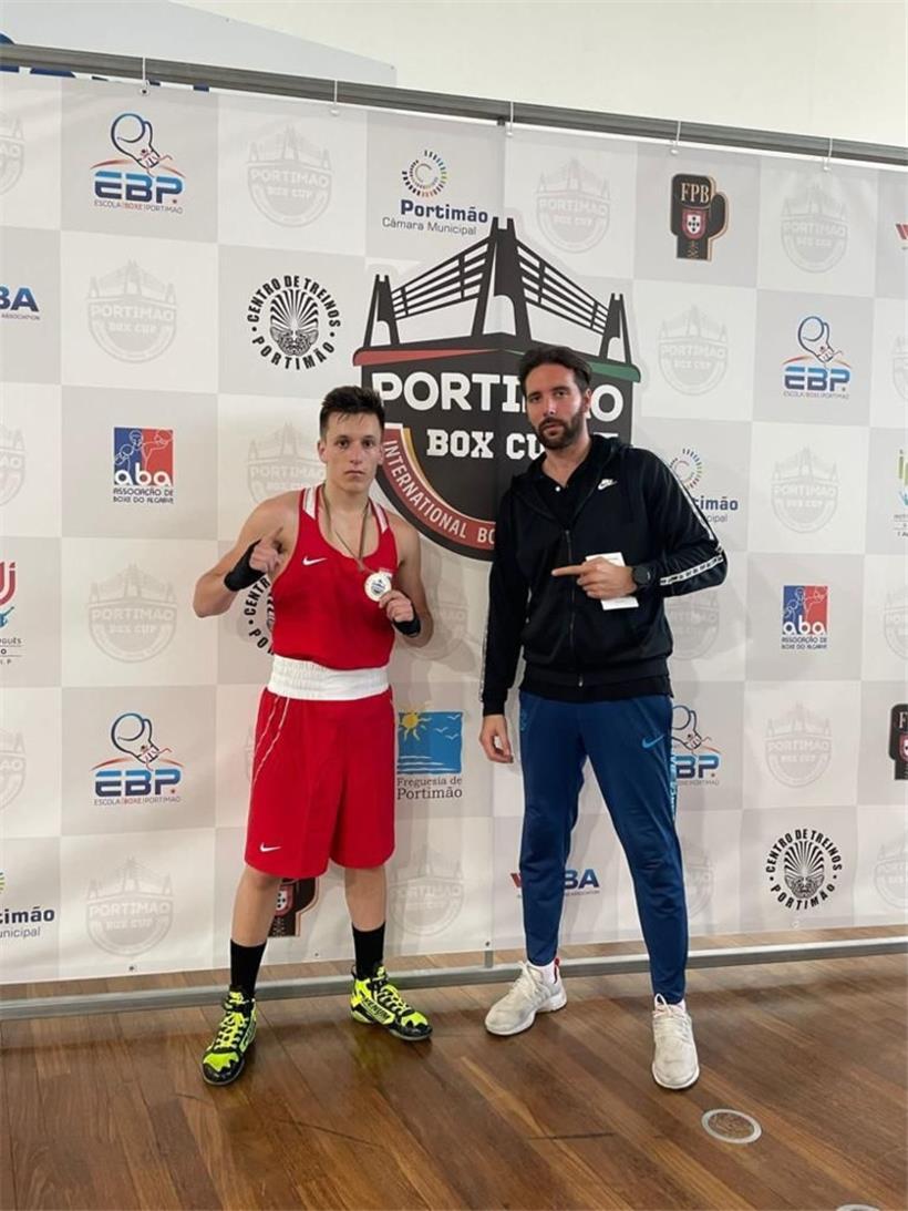 Drei Tage, drei Siege: Redi Xhabrahimi (l.) und Trainer Damir Krndic kehren mit einer Goldmedaille nach Luxemburg zurück
