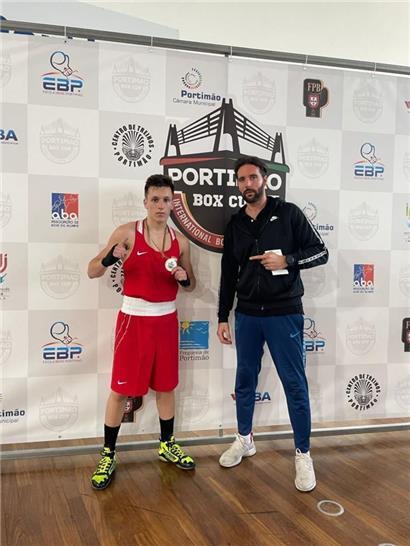 Drei Tage, drei Siege: Redi Xhabrahimi (l.) und Trainer Damir Krndic kehren mit einer Goldmedaille nach Luxemburg zurück
