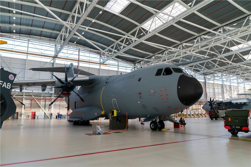 Drei der acht Militärtransporter A400M standen am Donnerstagmorgen im Hangar des...