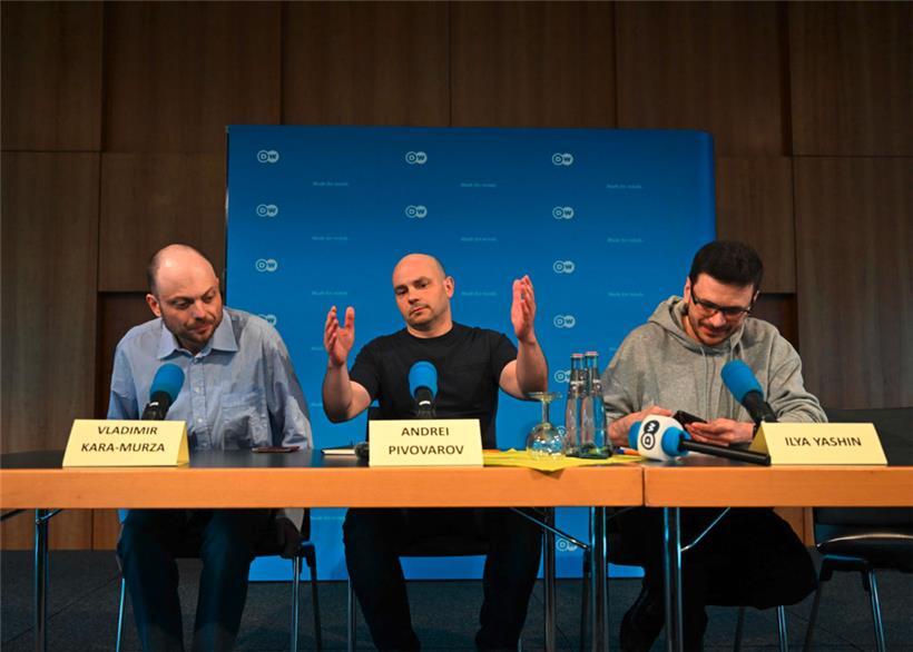 Drei der freigekommenen russischen Staatsbürger nach ihrer Ankunft in Deutschland: (v.l.) Wladimir Kara-Murza, Andrej Pivovarov und Ilja Jaschin
