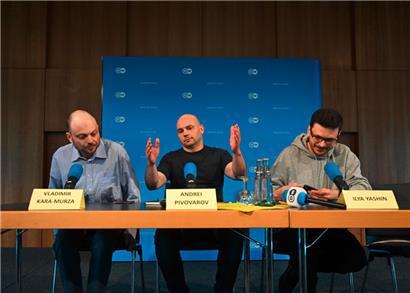 Drei der freigekommenen russischen Staatsbürger nach ihrer Ankunft in Deutschland: (v.l.) Wladimir Kara-Murza, Andrej Pivovarov und Ilja Jaschin
