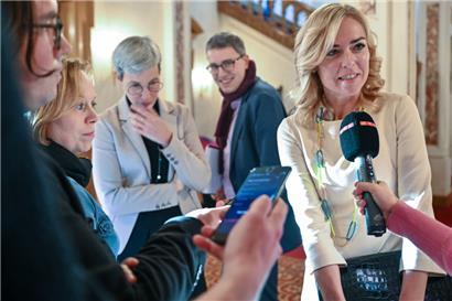 Drei kritische Stimmen aus der Opposition: Taina Bofferding (LSAP, rechts), Sven Clement (Piraten, Mitte), Sam Tanson („gréng“, links)
