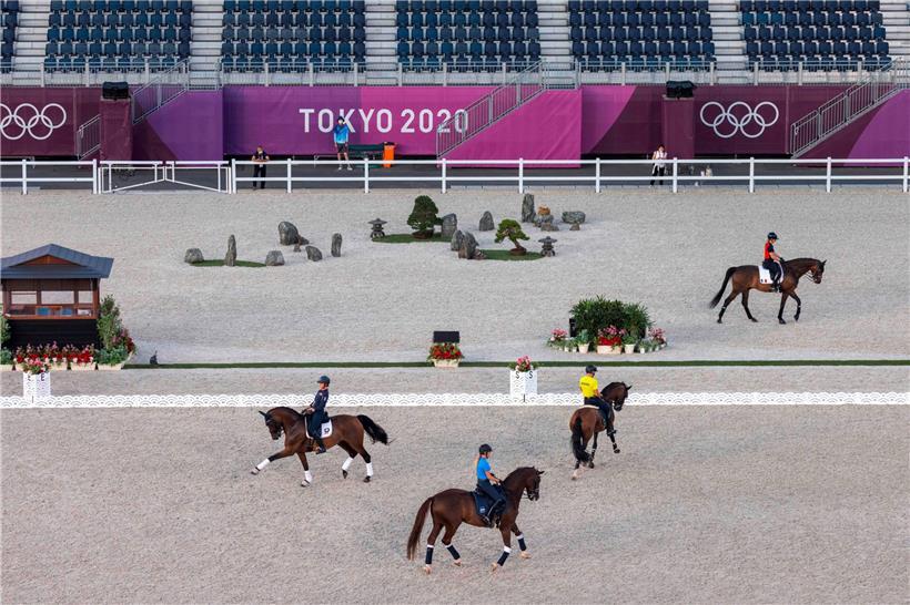 Dressurreiter beim Training auf dem olympischen Gelände
