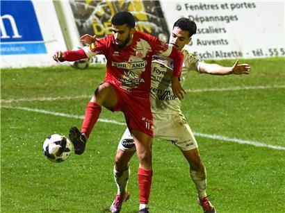 Drif und Team feiern selbstbewusst ihren Sieg gegen Hostert im spannenden Fußballspiel.