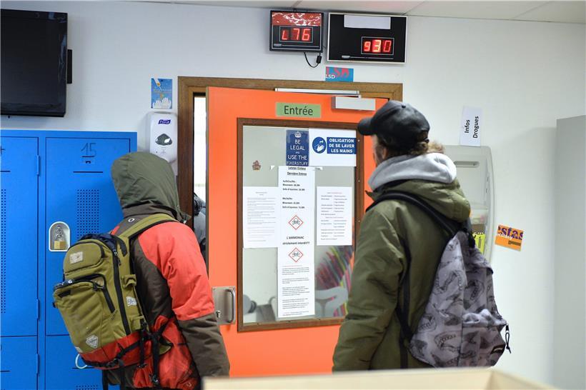 Drogenabhängige vor dem Konsumraum im Abrigado
