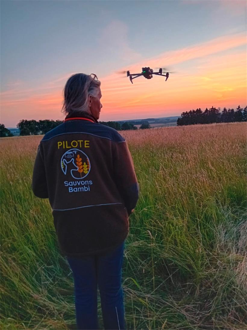 Drohnenpilotin Katty Leclere bei einem Einsatz in der Morgendämmerung