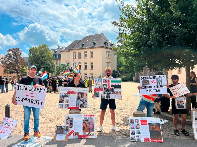 Drusen demonstrieren auf der Place Clairefontaine
