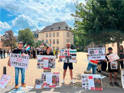 Drusen demonstrieren auf der Place Clairefontaine

