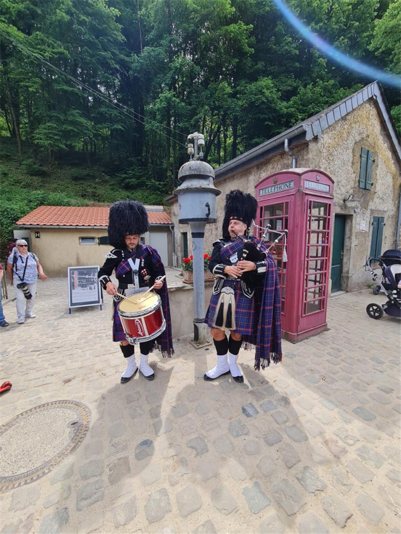 Dudelsack und Trommel sorgen für das passende Ambiente
