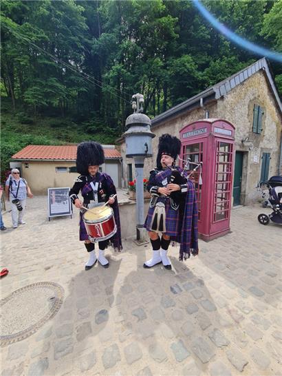 Dudelsack und Trommel sorgen für das passende Ambiente
