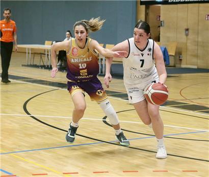 Düdelingen (Svenia Nürenberg, in Weiß) ist der Amicale (Mandy Geniets, in Gelb-Lila) im Play-off-Kampf nun einen Schritt vorausgeeilt

