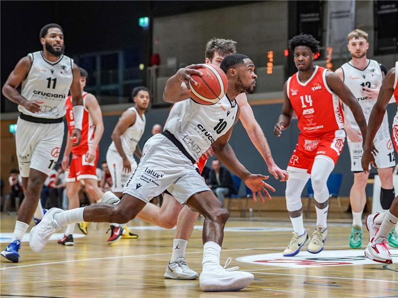Düdelingen Fußballspieler feiern Torjubel und tanken Selbstvertrauen im wichtigen Spielstadion
