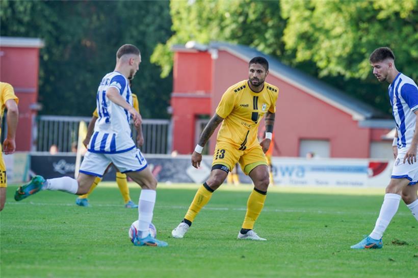 Düdelingens neuer Abwehrchef Manuel da Costa (in Gelb) und seine Teamkollegen wollen die Weichen in Erewan stellen
