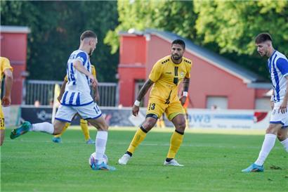 Düdelingens neuer Abwehrchef Manuel da Costa (in Gelb) und seine Teamkollegen wollen die Weichen in Erewan stellen
