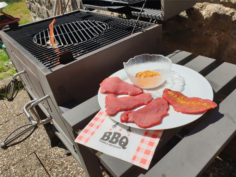 Dünne Scheiben Rumpsteak kann man großzügig mit Rub-Mix überziehen
