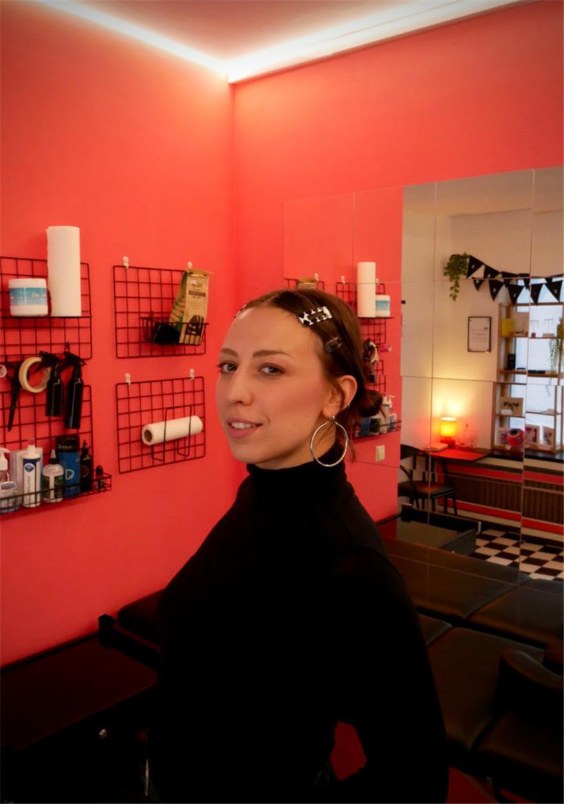 Dunia Ciuferri: „Einer der schönsten Momente meiner Karriere war, als ich meine 90-jährige Nonna tätowiert habe. (…) Es war eine so schöne Geste des Vertrauens, die meine Großmutter mir entgegengebracht hat.“
