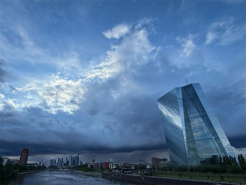Dunkle Wolken über Frankfurt Skyline mit EZB, stimmungsvolles Wetter und Stadtbild am Mainufer