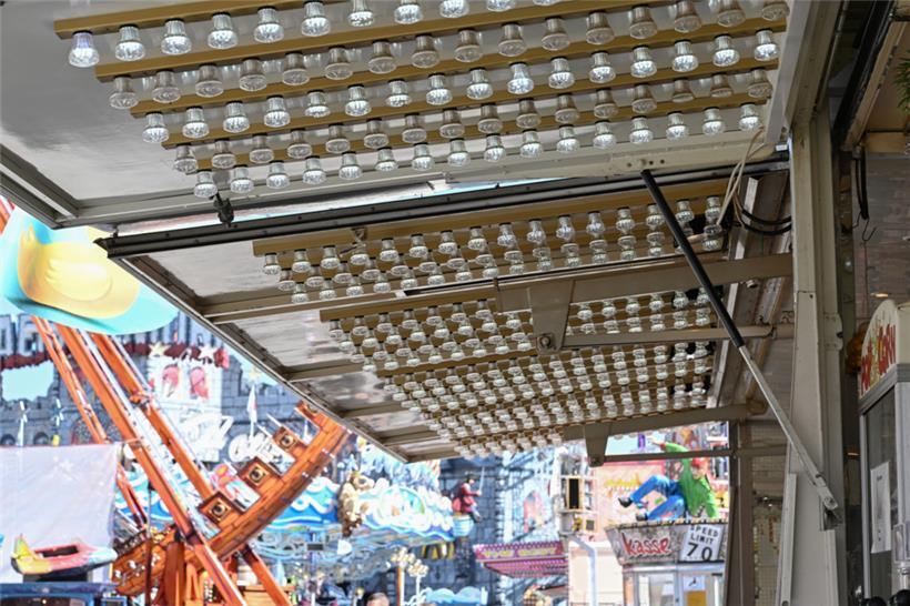 Durch Klappen werden die Buden verschlossen – keinesfalls aber sollen sie Gästen auf den Kopf fallen
