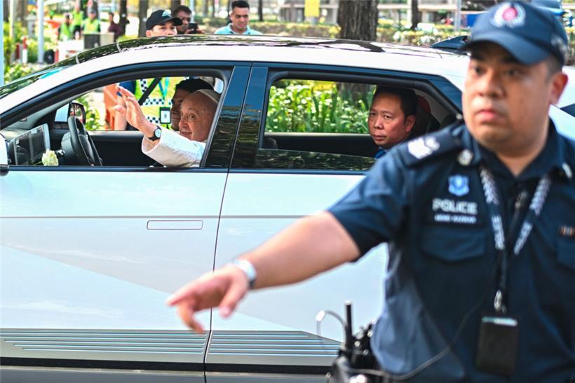 Durch Singapur wurde der Papst im elektrischen Hyundai Ioniq 5 gefahren