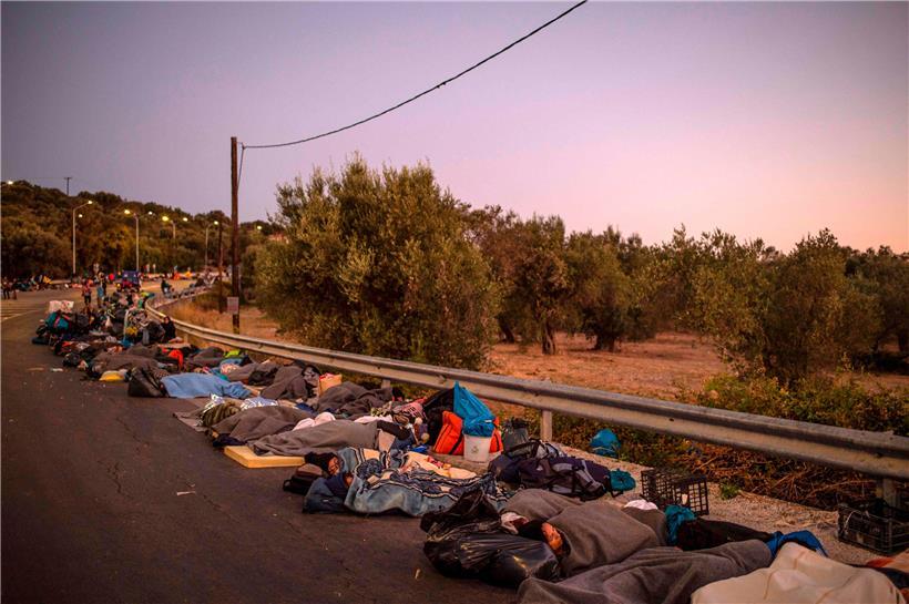 Durch das Feuer obdachlos geworden, schlafen die Menschen am Straßenrand 
