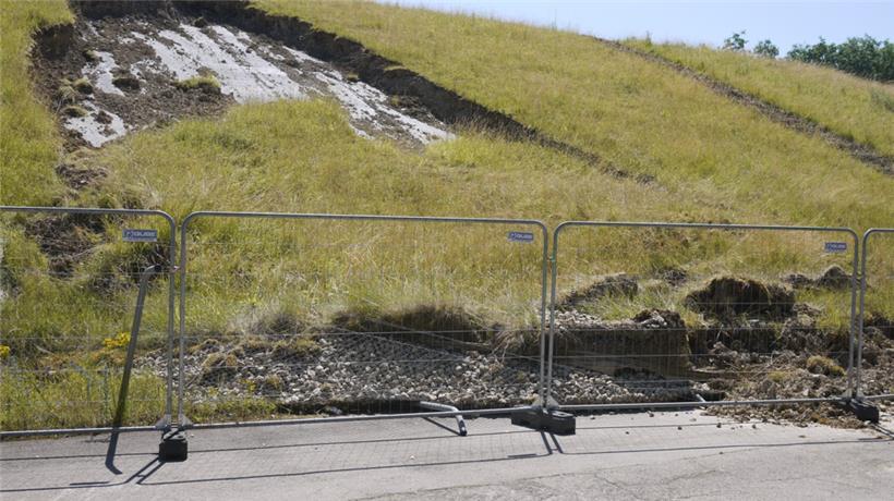 Durch den Erdrutsch kann man die Folie sehen, welche die ehemalige Mülldeponie abdecken soll

