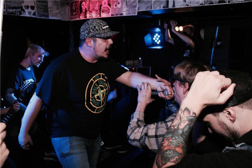 Durch den Hintergrund zwei ihrer Bandmitglieder ist auch Blanket Hill schon in den „Genuss“ von Rassismus und Homophobie gekommen und will sich deswegen gegen Diskriminierung jeglicher Art einsetzen
