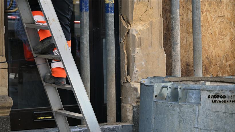 Haus mit sichtbarem Gebäudeschaden nach Unfall, Reparaturbedarf und Versicherungsschutz bei Hausunfall