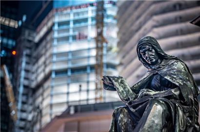 Durch die Apostrophe wird jemand oder etwas herbeigerufen, wodurch er oder es erstmals in Existenz tritt für das lesende Publikum; gleichzeitig jedoch bleibt der oder das Angerufene für den Redner oder die Rednerin abwesend
