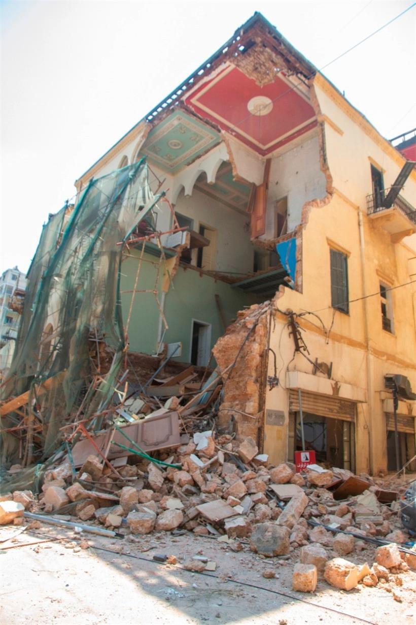 Durch die Druckwelle der Explosion wurden Autos umgeworfen und teilweise ganze H...